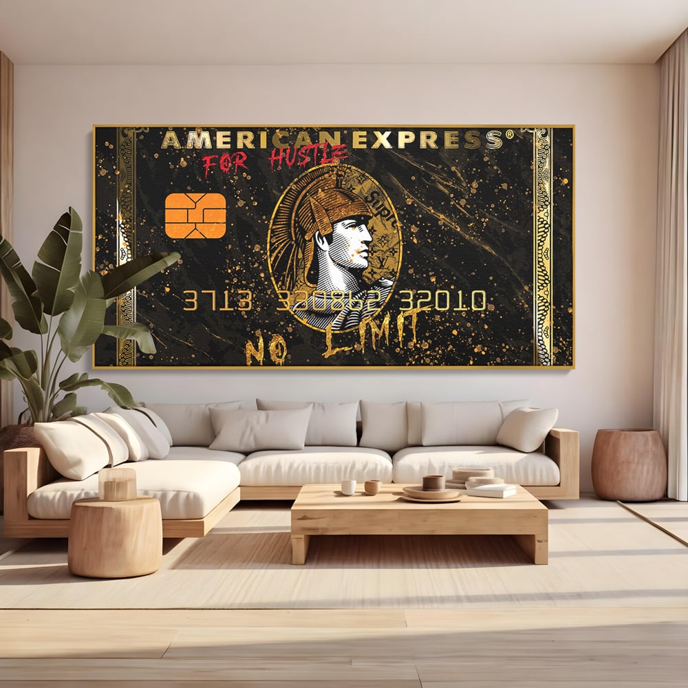 Tablou canvas cu tablou canvas cu card bancar, in rama de aluminiu auriu, pe perete intr-un living